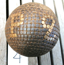 ancienne boule Lyonnaise  cloutée et chiffrée 26  monogramme P ( n°4 )