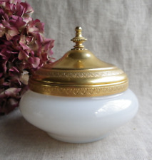 BOÎTE ANCIENNE EN OPALINE BLANCHE - COUVERCLE ET ENTOURAGE EN BRONZE CISELÉ