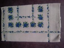 Nappe blanche avec roses bleues, 136*136, Occasion