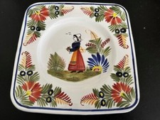 ASSIETTE CARREE DECOR BRETON PEINT MAIN EN CERAMIQUE SIGNEE HENRIOT HB QUIMPER