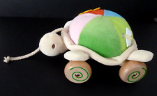 N4. TORTUE à tirer NATURE ET DECOUVERTES roues en bois vert rose coccinelle TTBE