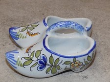 ANCIENNE PAIRE DE SABOTS EN FAIENCE DECOR DE FLEUR SALERON