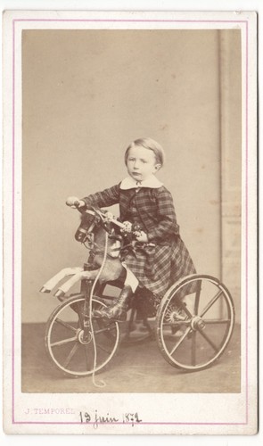 Jeune garçon sur son vélo