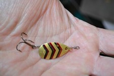 Cuillère tournante ancienne plombage peint, palette zébrée noir et rouge (Pêche)