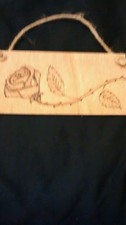 Rose dessinée main. plaque bois - cadeau pyrographie - mess personnalisé au choix
