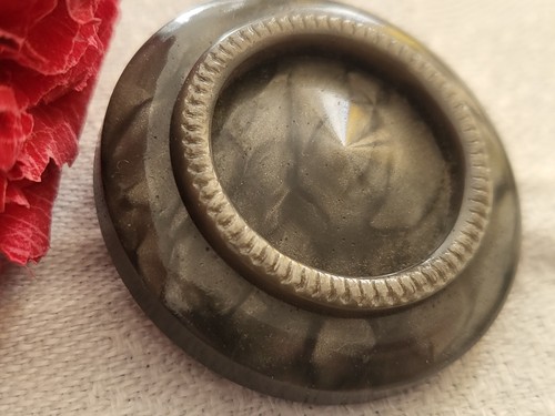 Gros bouton vintage gris