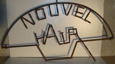 ENSEIGNE  COIFFEUR OU BOUTIQUE  ESTHÉTIQUE  EN FER FORGÉ NOUVEL HAIR .