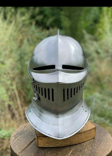 Casque médiéval fermé