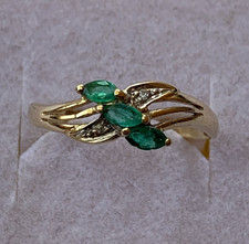 SUPERBE BAGUE EN OR JAUNE 18 CARATS 750 AVEC 3 EMERAUDES ET 2 DIAMANTS !