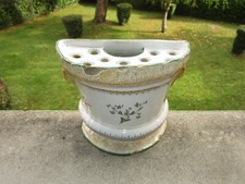 Très belle bouquetière XVIIIe en faïence de Montpellier prises têtes de lion.