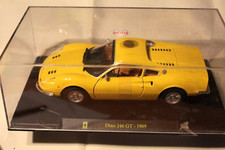 IXO (?)  1/24 - FERRARI DINO 246 GT DE 1969  (BOÏTE-VITRINE FERMEE)