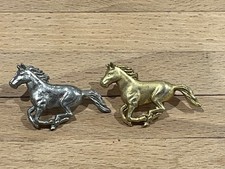 a 2  PINS PIN CHEVAL HORSE