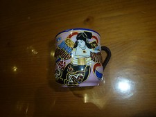 Ancienne tasse décor chinois, émaillée, en relief