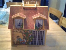 1 maison playmobil vide dimension 26X20cm h26 cm, s'ouvre en deux