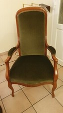 Fauteuil Voltaire vert ancien. Assise de 50 à 60cm de large. Hauteur 92 cm. 