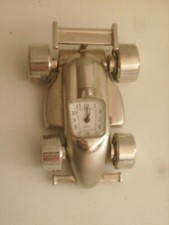 Pendule miniature en métal "voiture de Formule 1" mesurant 6 cm X 4,5 cm
