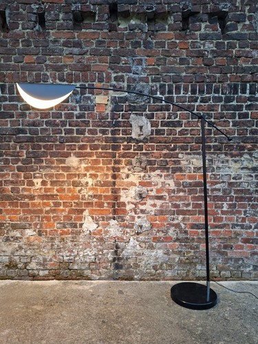 Lampadaire forme arc - , funambule