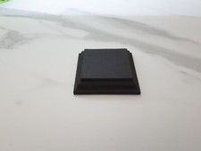 socle peint en gris foncé