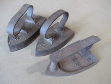 Lot de 3 FER A REPASSER ancien en FONTE - PRISUNIC n°6 & P.C n° 17 et 19