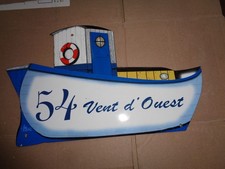 PLAQUE TOLE EMAILLEE BATEAU DE PECHE VENT D OUEST 54 / 35 X 21 CMS