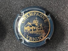 capsule de champagne "vrigny n°5 bleu-noir et or" côte de 8 euros.