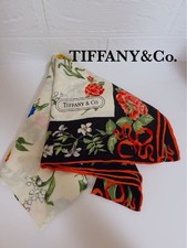 Grande écharpe noire fleurie