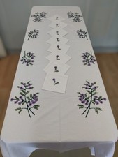 JOLIE NAPPE DE TABLE BLANCHE BRODEE MAINS Artisanat Madagascar  Fleurs Jacaranda