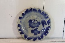 Jolie assiette en barbotine malgré 1 coup, Bleue ,décor de cerises Sarreguemines