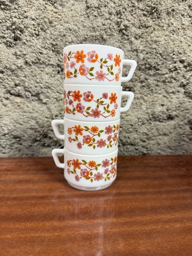 Petites tasses à - tasses,