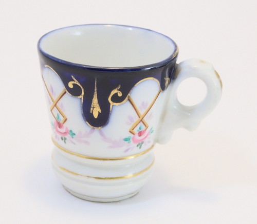 Ancienne tasse sous - ancienne, et
