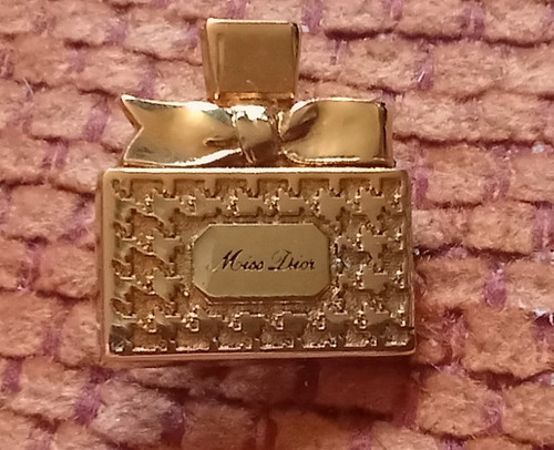 Pin miss dior christian - pin's,