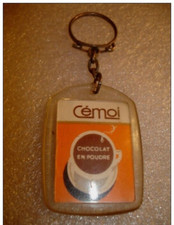 B09 / VINTAGE ANCIEN PORTE CLÉS INCLUSION CHOCOLAT EN POUDRE CEMOI 4.6 X 3.3 cm