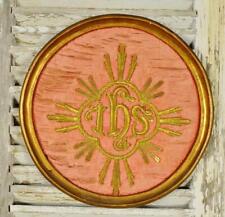 Superbe ancien encadré religieux français brodé JHS, fil métallisé sur soie