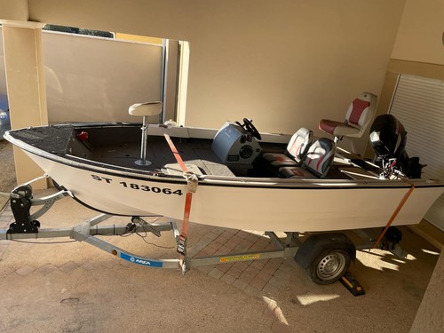 Bateau moteur remorque - pret, à