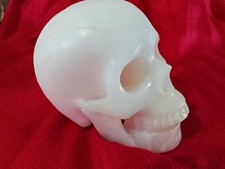 Crâne de cristal en quartz rose 1,304 kg