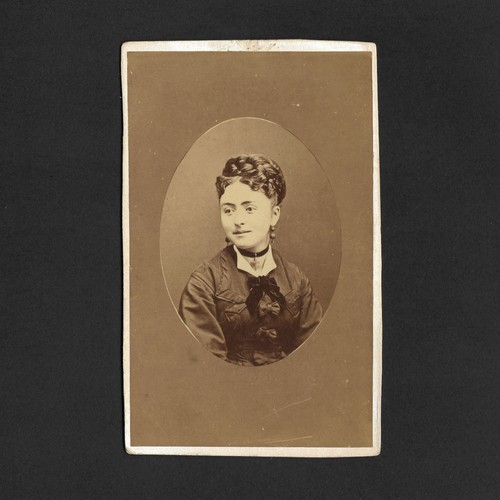 Jolie jeune femme - , 3/4