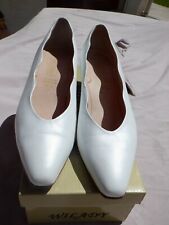 Escarpins Orbit Nova tout cuir blancs nacrés p 39