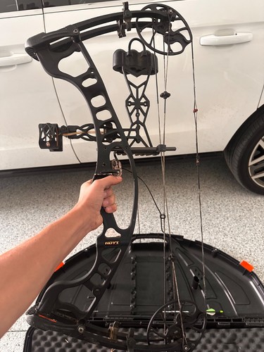 Hoyt compound bow