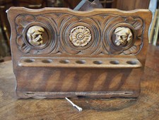 PRESENTOIR MURAL EN BOIS SCULPTE   PREVU  POUR 7 PIPES