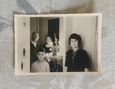 Photo Ancienne Snapshot Vintage Grands-Parents Mère Fils Noël Sapin 10.2 x 7.1cm