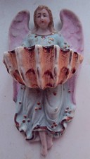 Bénitier mural en biscuit polychrome, ange portant un coquillage  6,5 X 12,5 CM