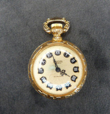 Ravissante petite montre