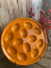 Grand plat à oeufs, x 12 , porcelaine couleur orange, TBE, pour oeufs mimosas.