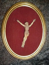 Joli Christ dans cadre ovale doré sur velour rouge Bon etat