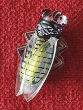 Broche ancienne cigale 38mm lucite