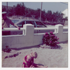 Plage enfants route grand-père voiture - Photo vintage carré snapshot c. 1980?
