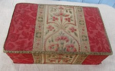 Ancienne boîte à couture ou rangement en carton et tissu "AU BON MARCHE"