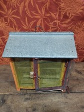 ancien garde à manger en bois avec son toit en zinc 