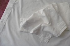 2 belles taies d'oreiller BRODéES autour de l ENTREDEUX et entourées de DENTELLE