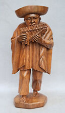 BELLE STATUE EN BOIS D'UN JOUEUR DE FLUTE DE PAN / AMERIQUE DU SUD / XXE